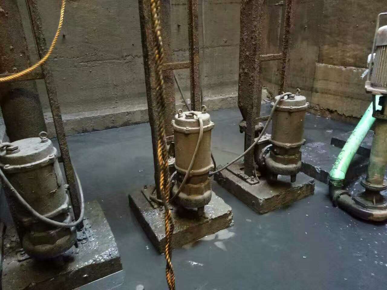 佛子山镇污水池清理