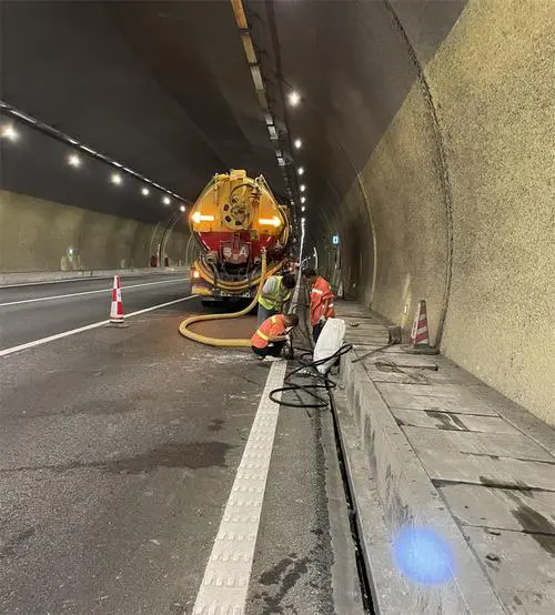 佛子山镇隧道排水渠清淤